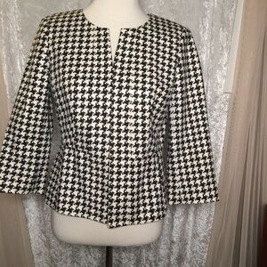 White House Black Market Blazer in Houndstooth black and white  Size 6.